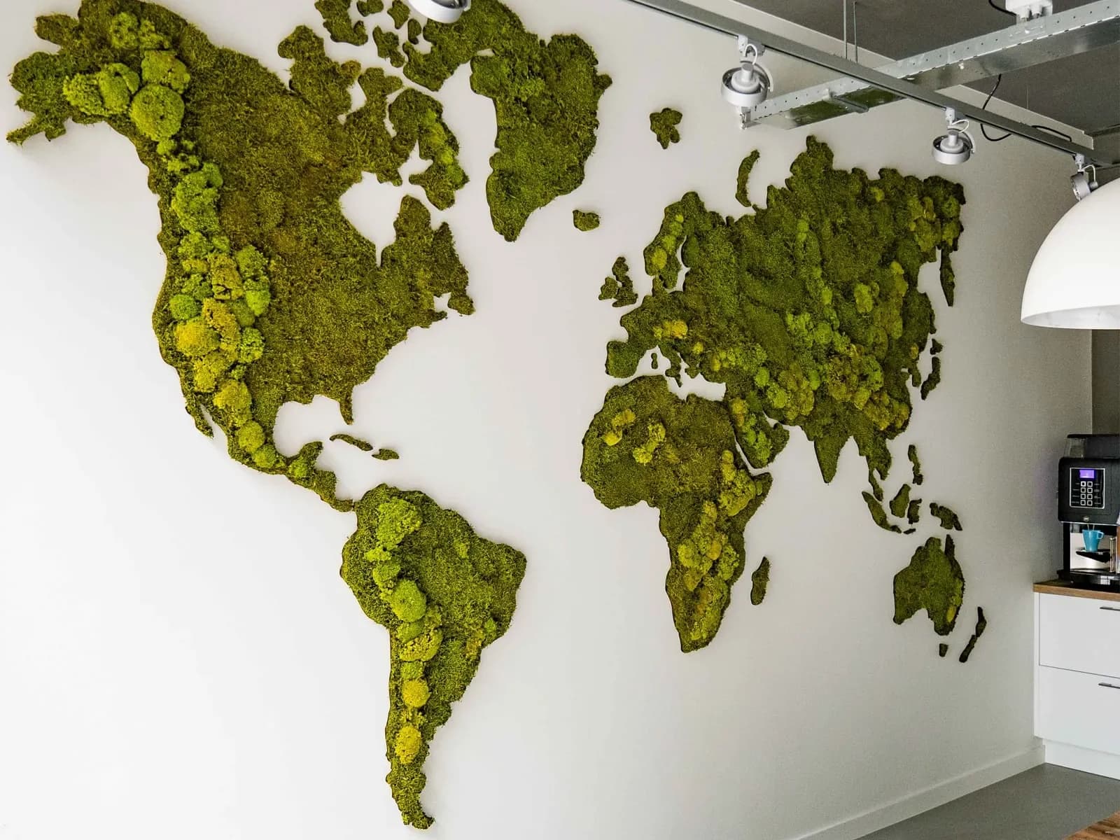 Velká mapa světa z kopečkového a plochého mechu na bílé stěně